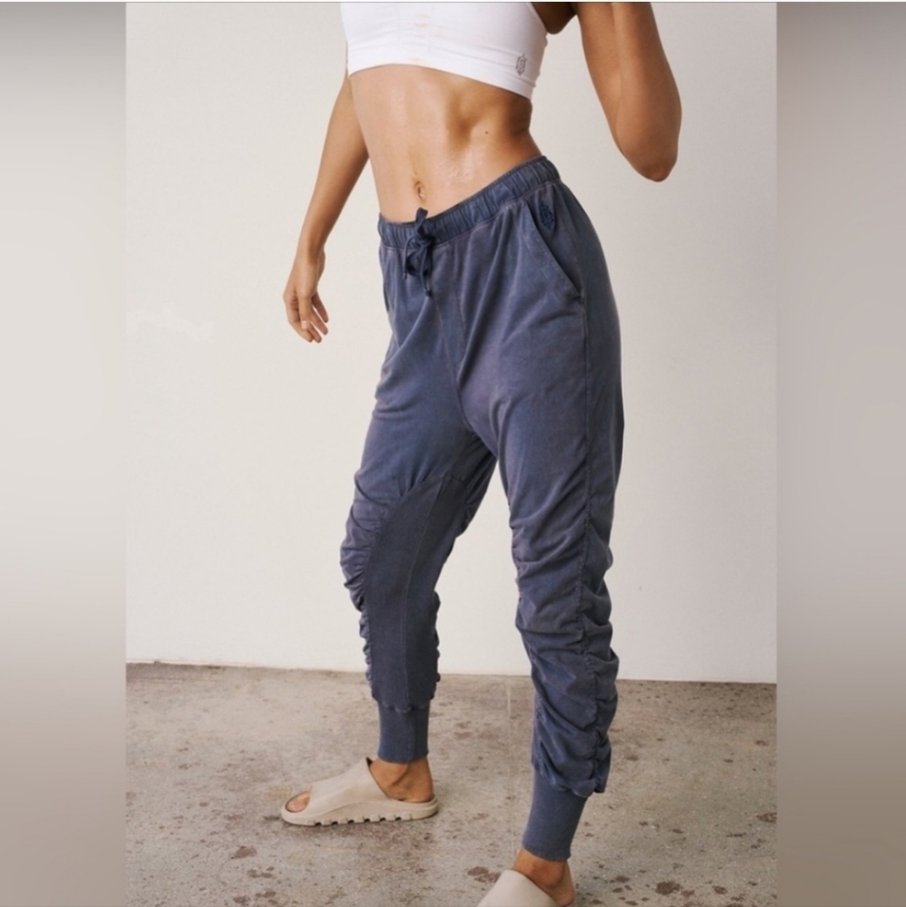 FREE PEOPLE | ✨NEW✨ Hot Shot Shirred Pants in Vintage Indigo